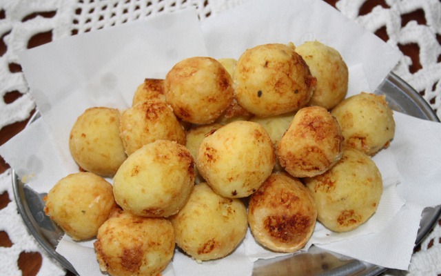 Bolinho de arroz com batata recheado de queijo