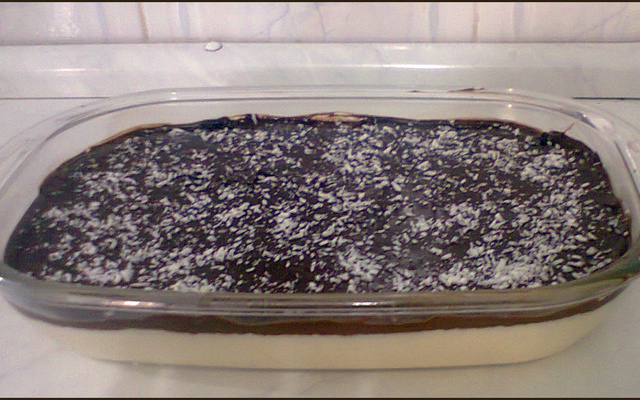 Doce gelado de coco com chocolate