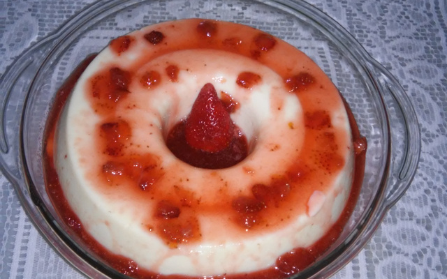 Manjar com calda de morango