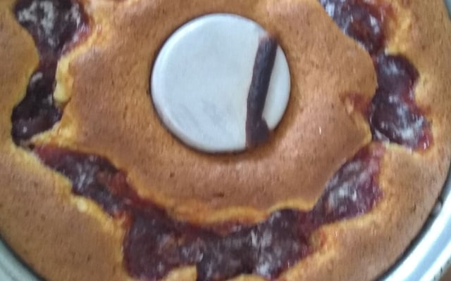 Bolo de fubá com goiabada e erva doce