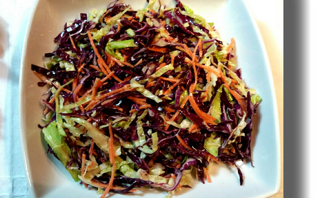Salada crocante de couve roxa