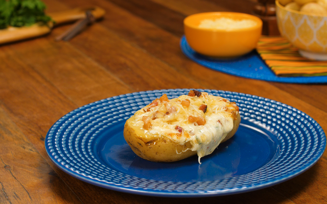 Batata recheada com linguiça calabresa