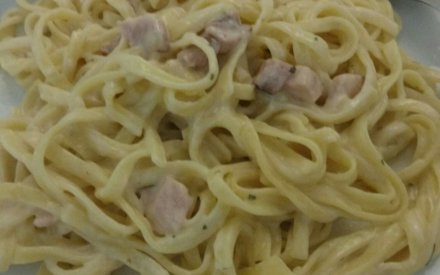 Macarrão ao molho branco com bacon