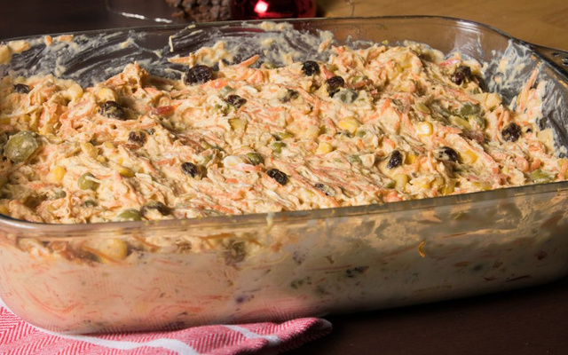 Salpicão de frango com batata, creme de leite, milho e passas