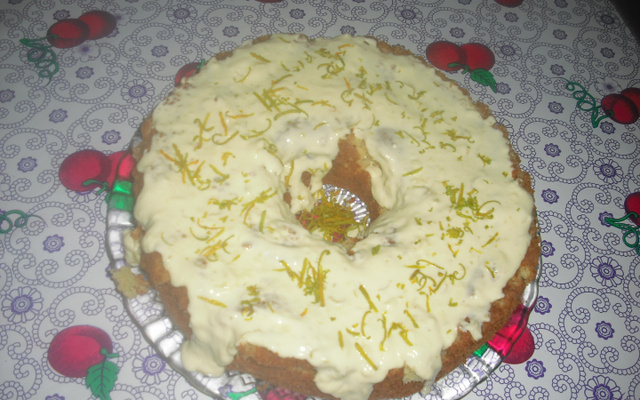 Bolo de laranja com cobertura de laranja.