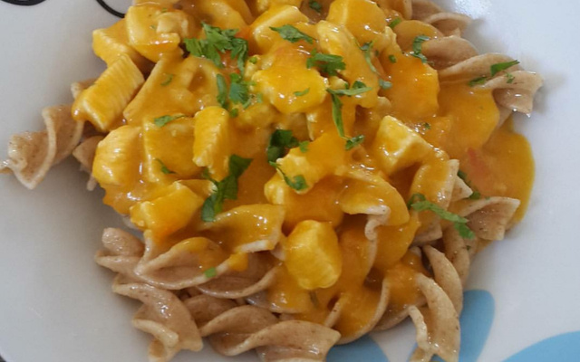 Macarrão com molho de abóbora e frango