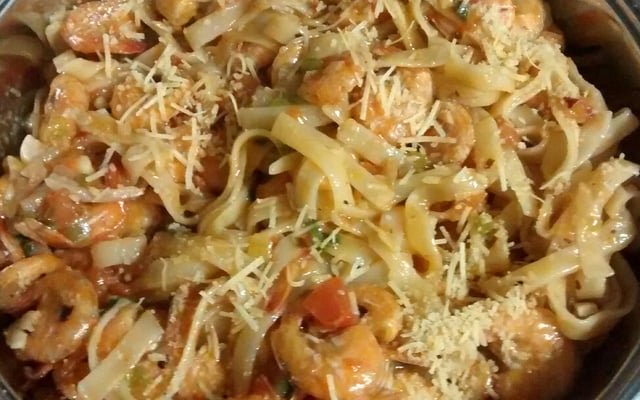 Macarrão com camarão (muito fácil)