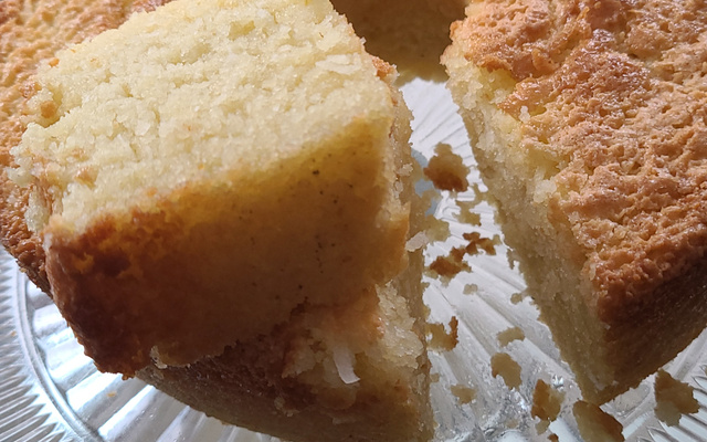 Bolo de mandioca com coco delicioso e cremoso