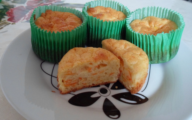 Bolinho de cenoura com queijo (cupcake salgado)