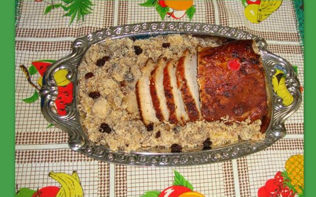 Lombinho de porco com farofa de bananas passas