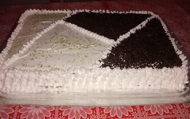 Bolo com recheio de limão e chocolate