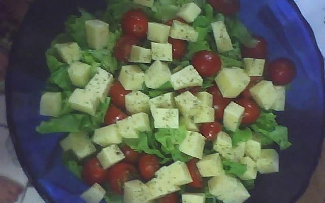 Salada de tomatinho cereja com queijo