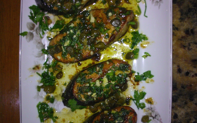 Salmão com molho de manteiga e alcaparras