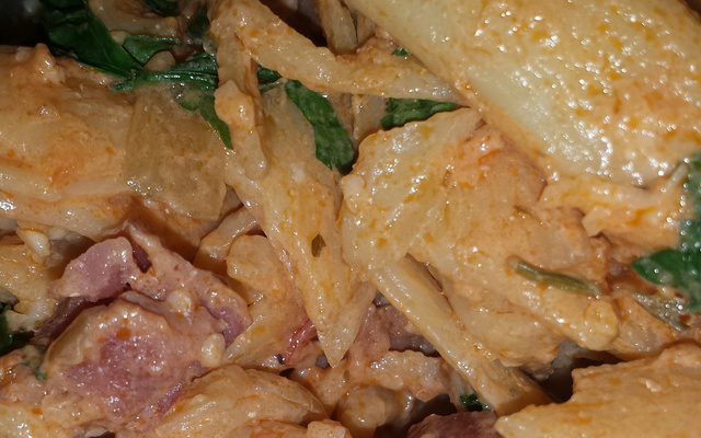 Penne com tirinhas de calabresa defumada ao molho branco e vermelho