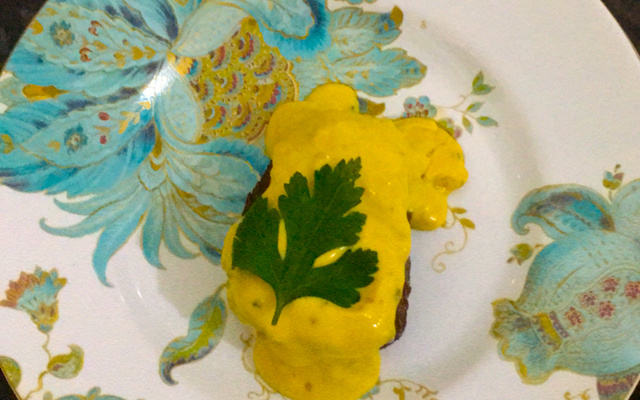 Filé mignon com bacon ao molho de mostarda