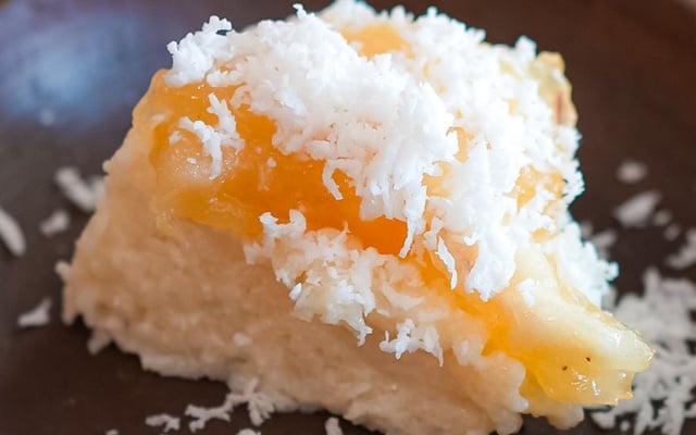Bolo podre de tapioca com doce de bacuri e coco ralado