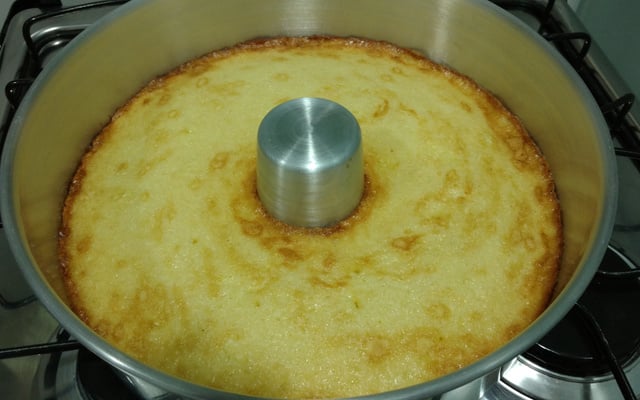 Bolo de arroz com coco e queijo parmesão