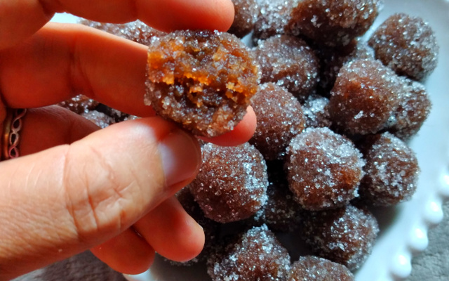 Bombom de jenipapo com coco