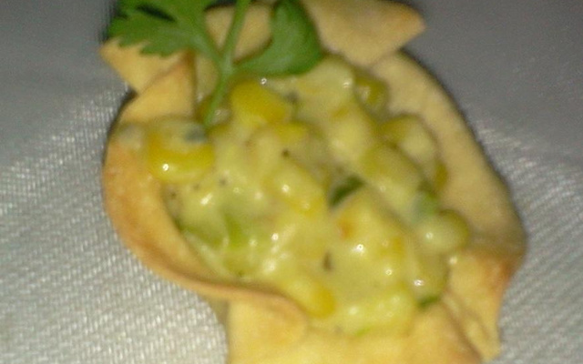 Cestinhas de massa de pastel recheadas com milho