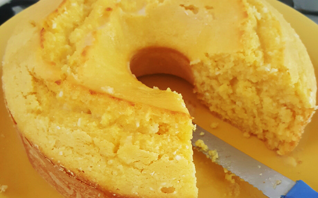 Bolo de fubá com iogurte natural e leite de coco
