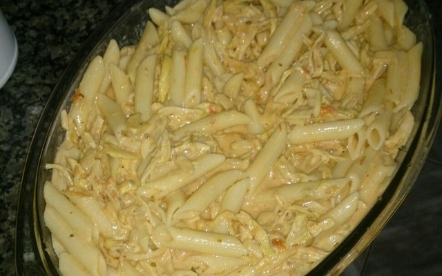 Macarronada com frango desfiado