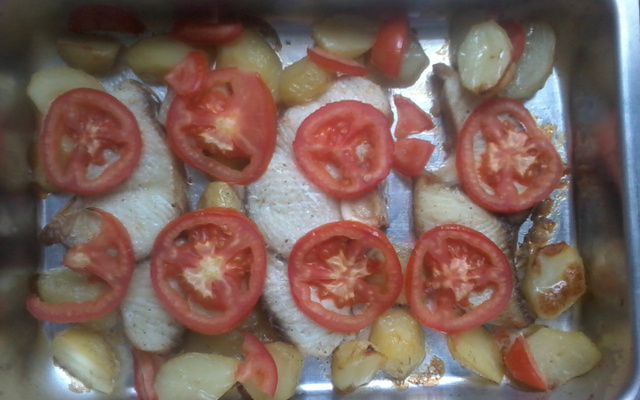 Filé de peixe assado com batatas