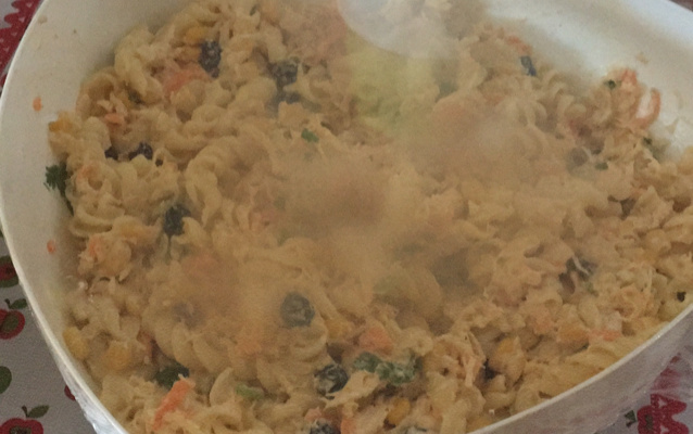 Salada de macarrão com frango