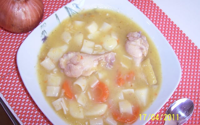 Caldo de mandioquinha com coxinha de frango, legumes e macarrão