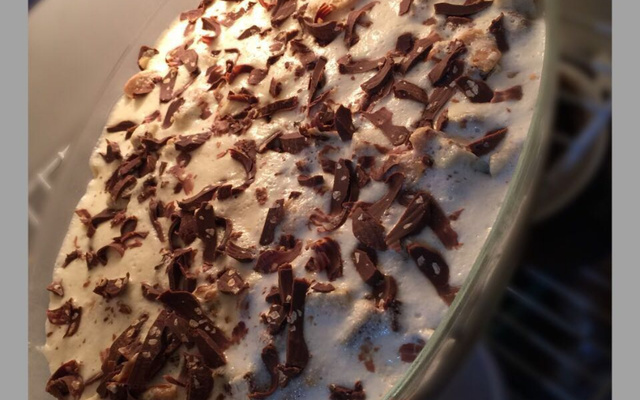 Pavê de chocolate com biscoito champagne