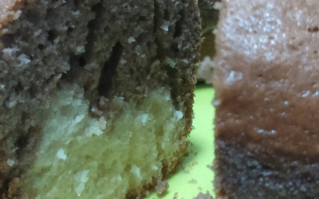 Bolo mesclado de baunilha e chocolate