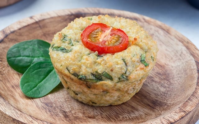 Tortinha sem glúten na airfryer decorada com tomate
