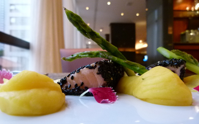 Filé de Salmão em crosta de gergelim ao molho de açafrão com purê de mandioquinha e aspargos frescos por chef Marcelo Pinheiro