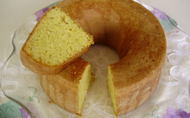 Bolo de fubá regado ao suco de laranja