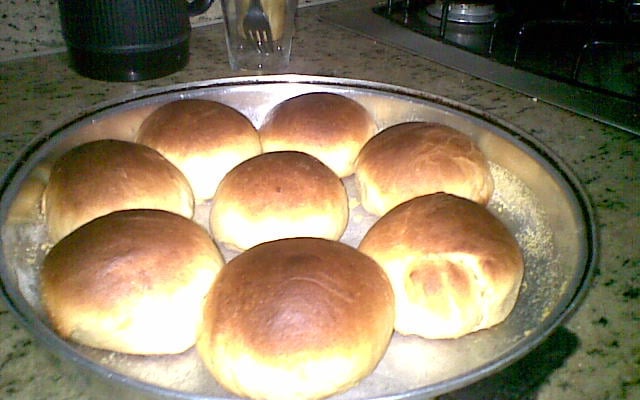 Pão de batata recheado com mortadela