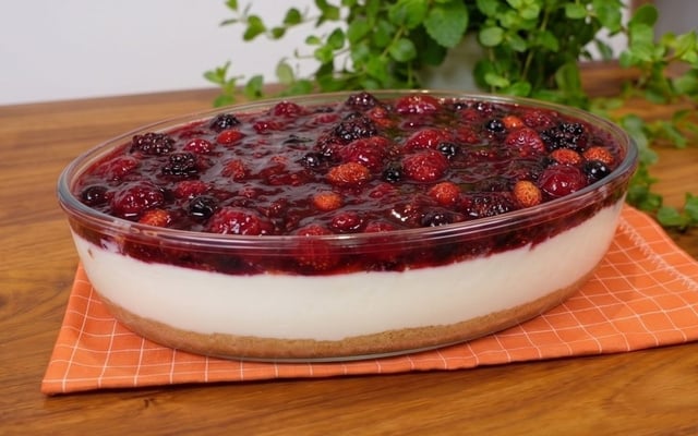Cheesecake de frutas vermelhas na travessa em cima de pano