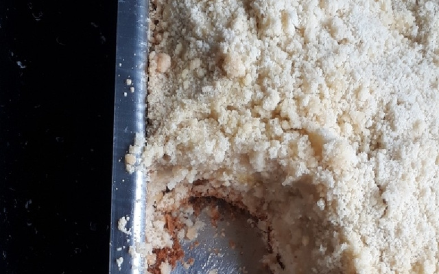 Cuca de banana com farofa