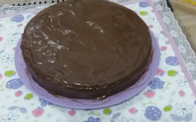 Bolo de cenoura com cobertura de chocolate