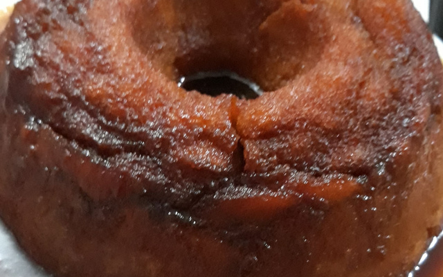 Bolo de banana com calda