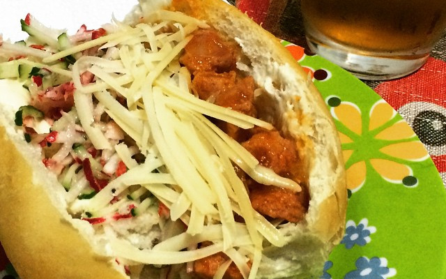 Sanduíche de linguiça fresca e queijo parmesão