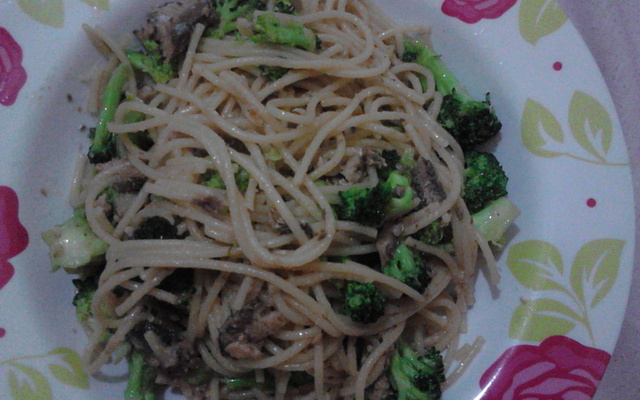 Espaguete com brócolis e sardinha