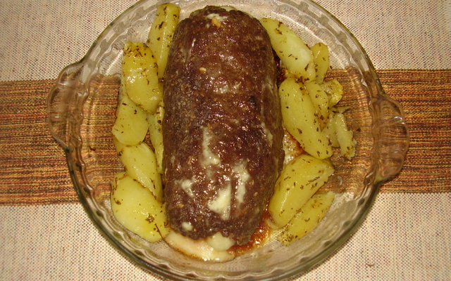 Rocambole de queijo e presunto com calabresa