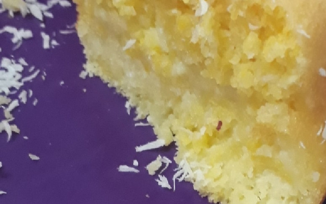 Broa cremosa de fubá com queijo e coco