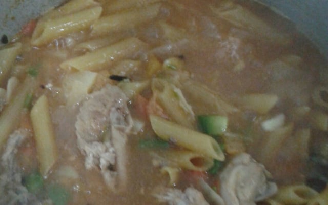 Sopa de legumes e macarrão