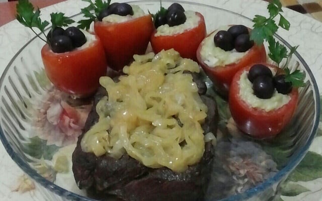 Filé mignon ao molho gorgonzola e tomates recheados