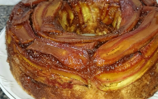Bolo de banana com calda