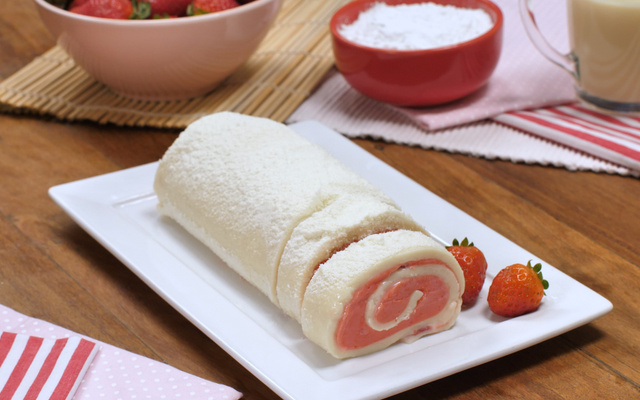 Rocambole de leite ninho com morango
