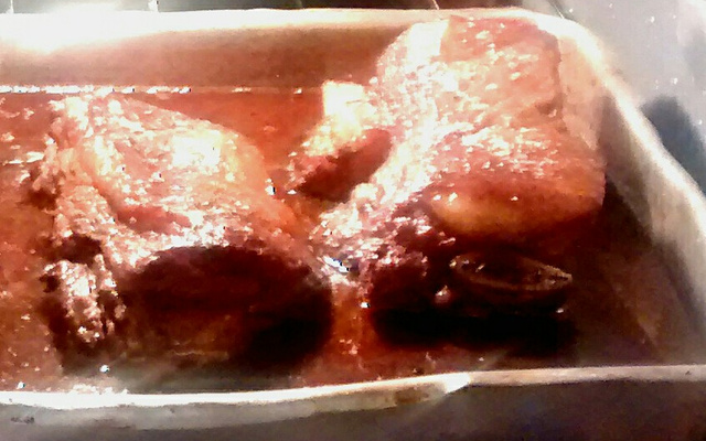 Costela assada com molho tipo barbecue