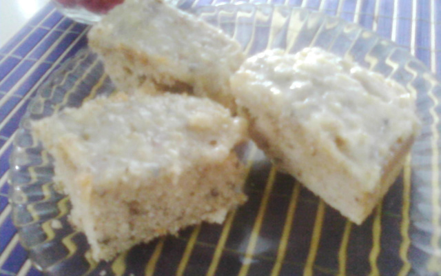 Bolo de nozes e castanha com cobertura de camafeu