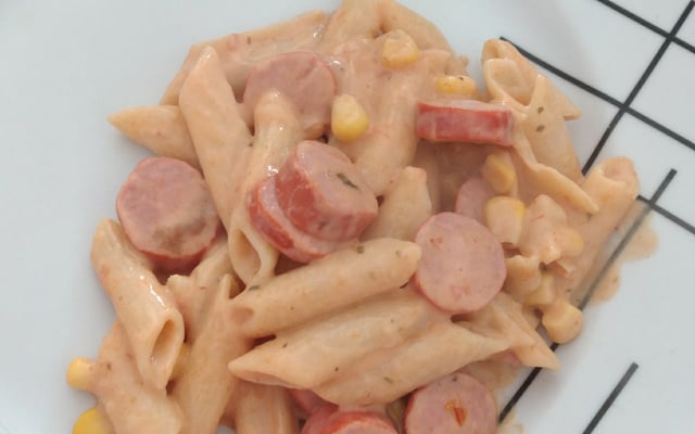 Macarrão com salsicha delícia