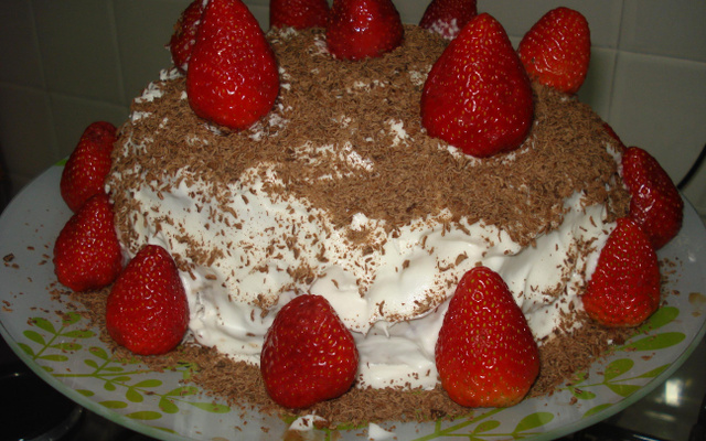 Bolo de chocolate e morango com Twix